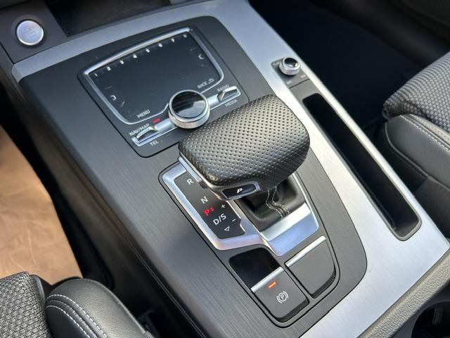 AUDI Q5 • S line