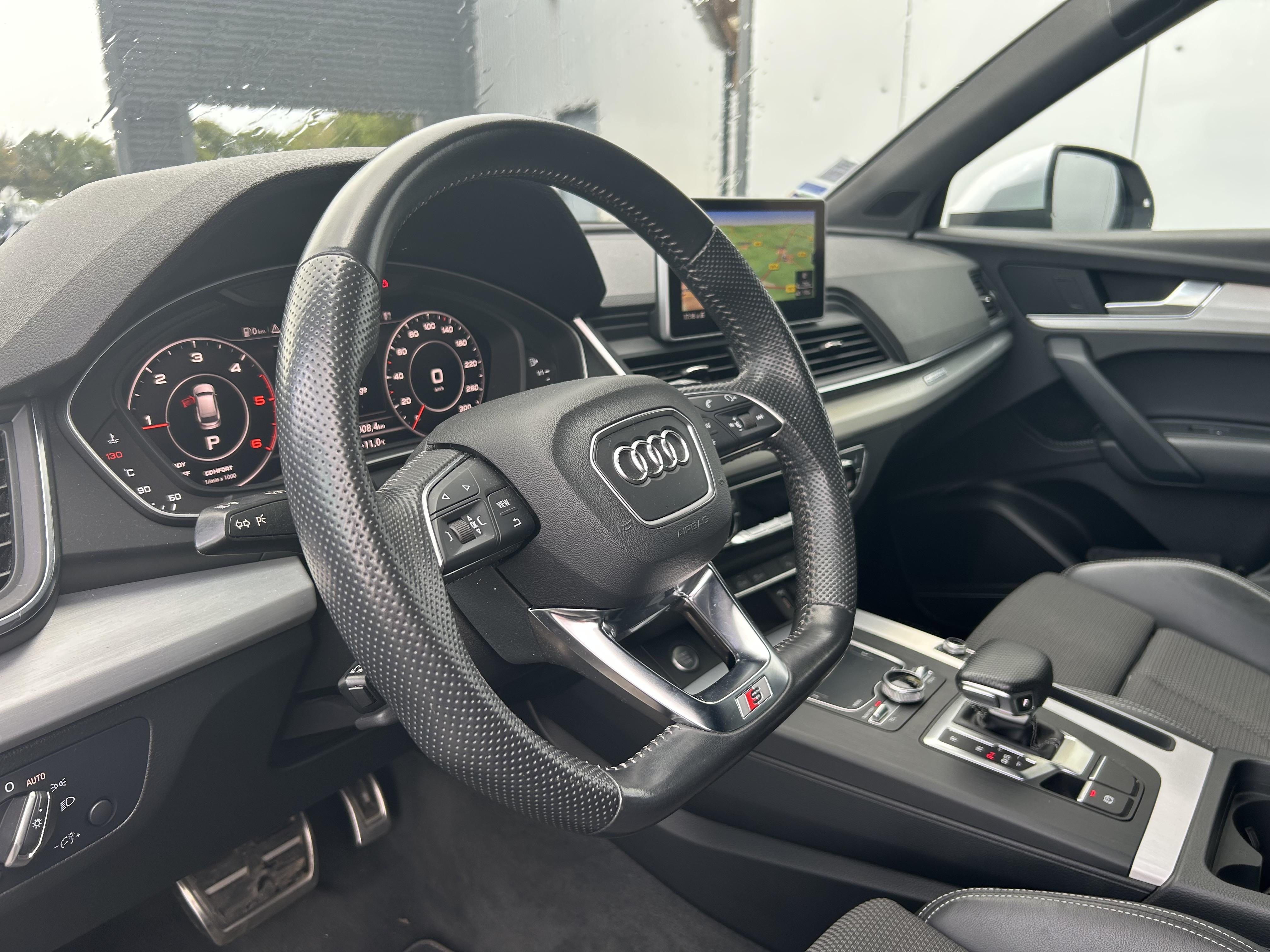 AUDI Q5 • S line