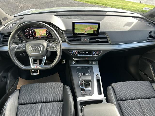 AUDI Q5 • S line